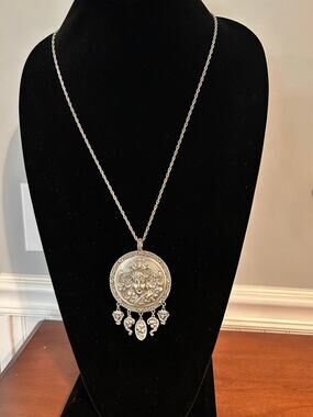 Goldette Art Nouveau Medallion Pendant Necklace Avon Chain 32" Vintage